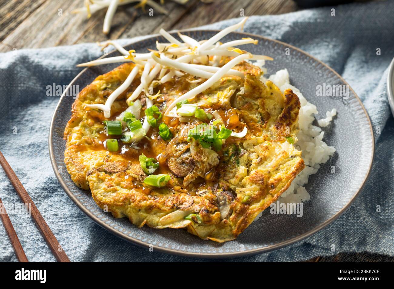 Hausgemachtes chinesisches Ei Foo Yung Omelett mit Reis Stockfoto