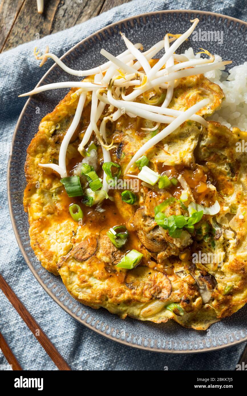 Hausgemachtes chinesisches Ei Foo Yung Omelett mit Reis Stockfoto