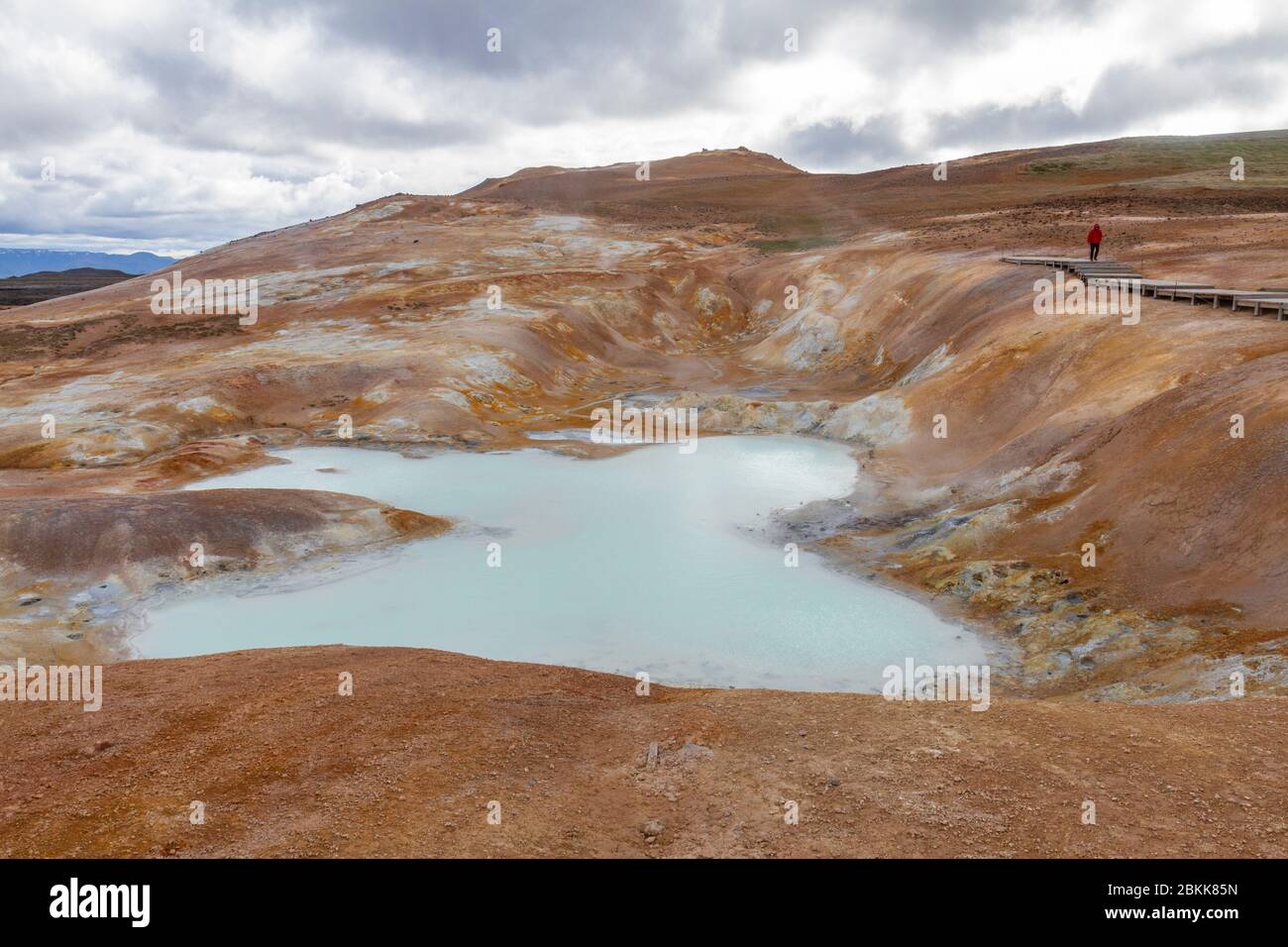 Thermalquelle im Lavafeld von Leirhnjúkur im Vulkangebiet Krafla bei Mývatn, Island. Stockfoto