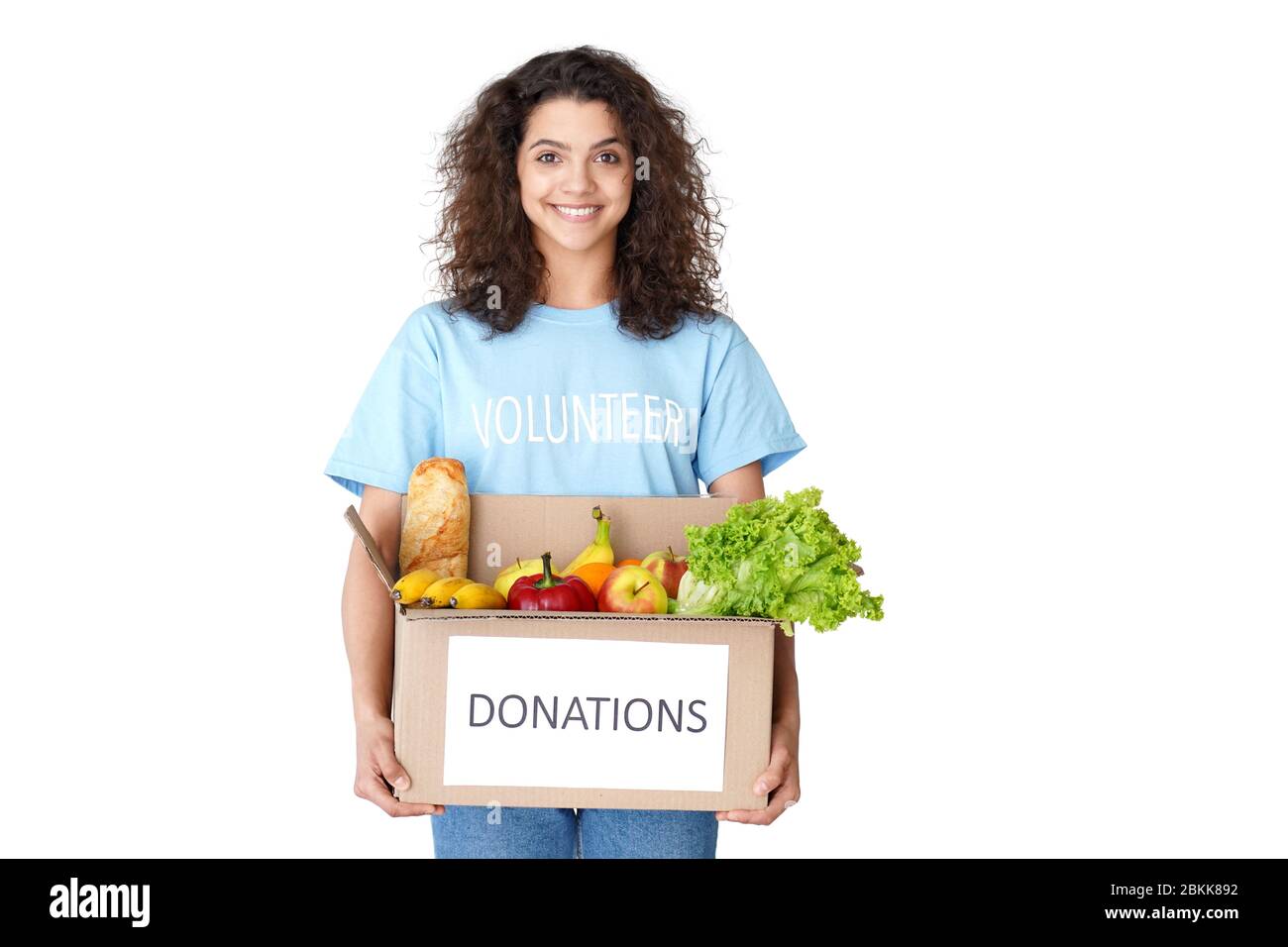 Lächelnde junge hispanische Frau Kurier Freiwillige halten Spende Box Lebensmittel Lieferung. Stockfoto
