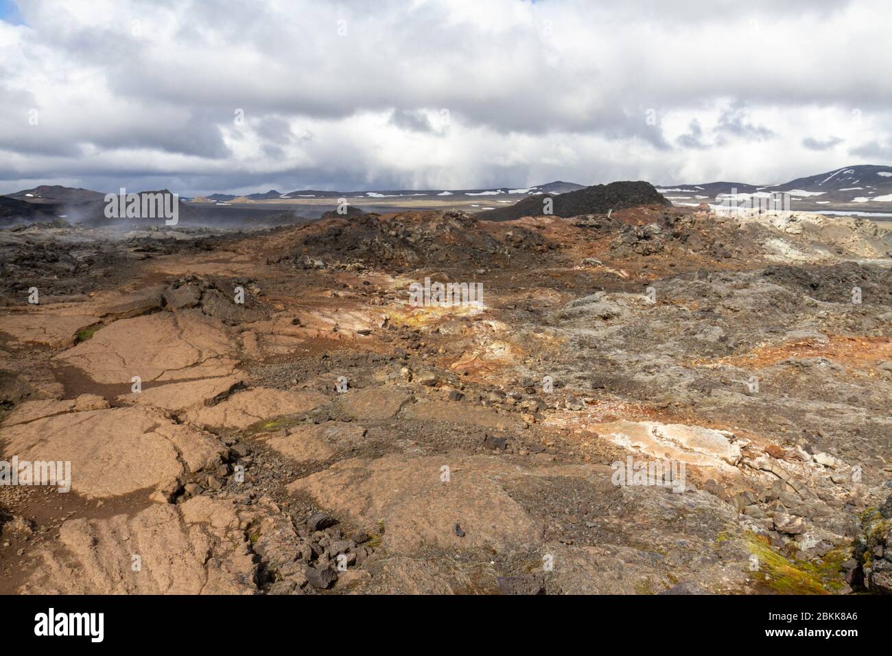 Ein dampfender Abschnitt des Krafla Lavafeldes im Krafla Vulkangebiet bei Mývatn, Island. Stockfoto