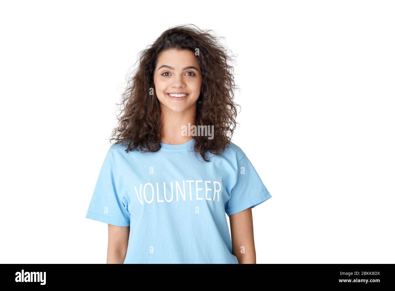 Glücklich latein jugendlich Mädchen tragen Freiwilligen T-Shirt Blick auf Kamera isoliert auf weiß. Stockfoto