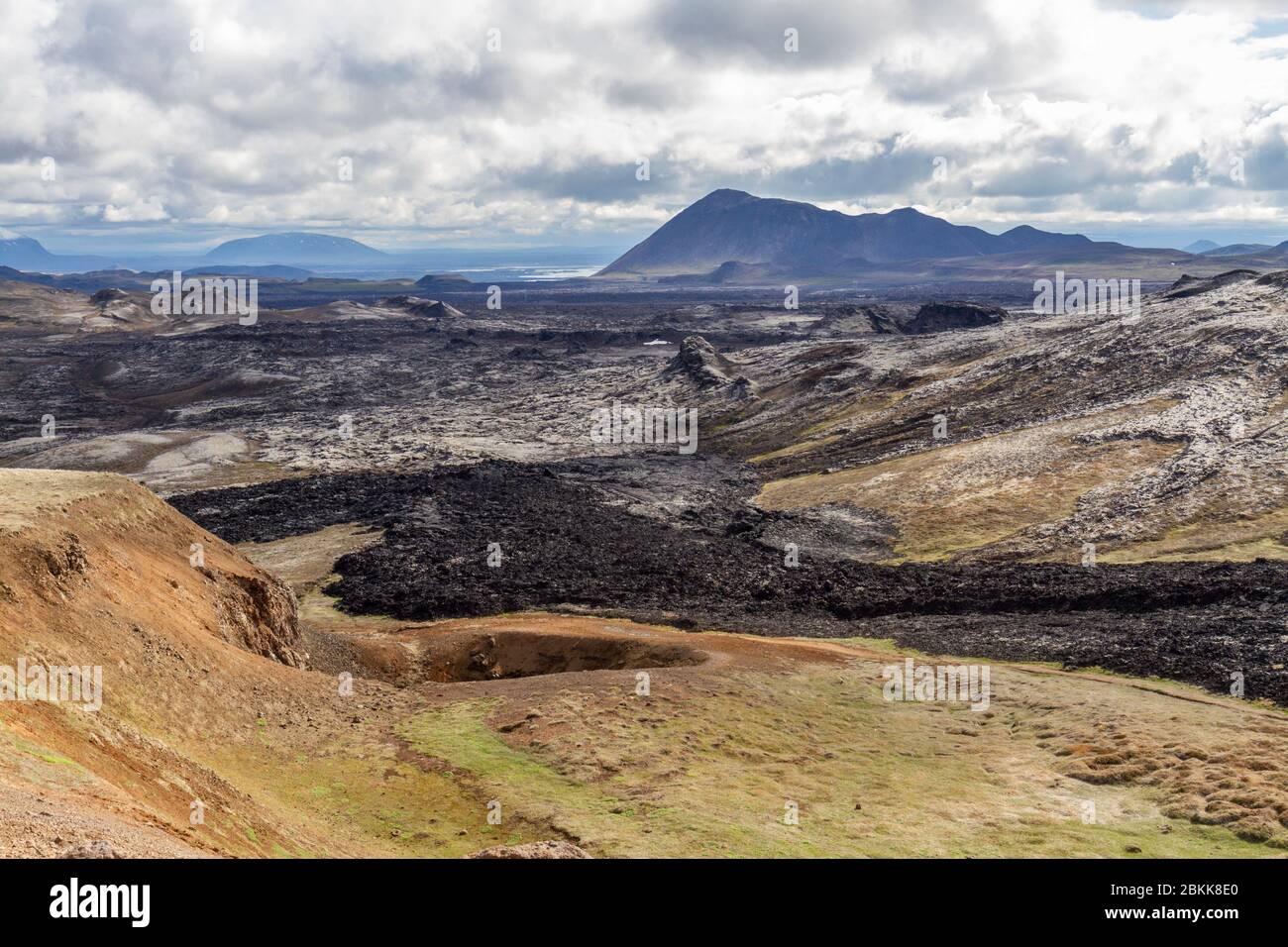 Blick über einen Lavastrom (in den letzten 30 Jahren) (nach Süden) im Krafla-Vulkangebiet bei Mývatn, Island. Stockfoto