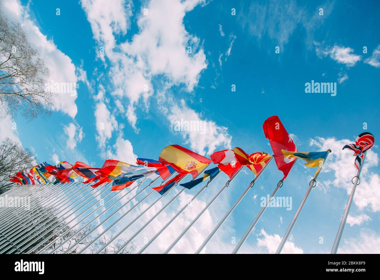 Flaggen europäischer Länder, die sich auf Fahnenmasten in der Nähe des Gebäudes entwickeln Stockfoto