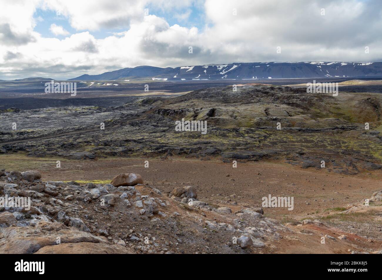 Blick über viele Lavaströme (Blick nach Westen) im Krafla Vulkangebiet bei Mývatn, Island. Stockfoto