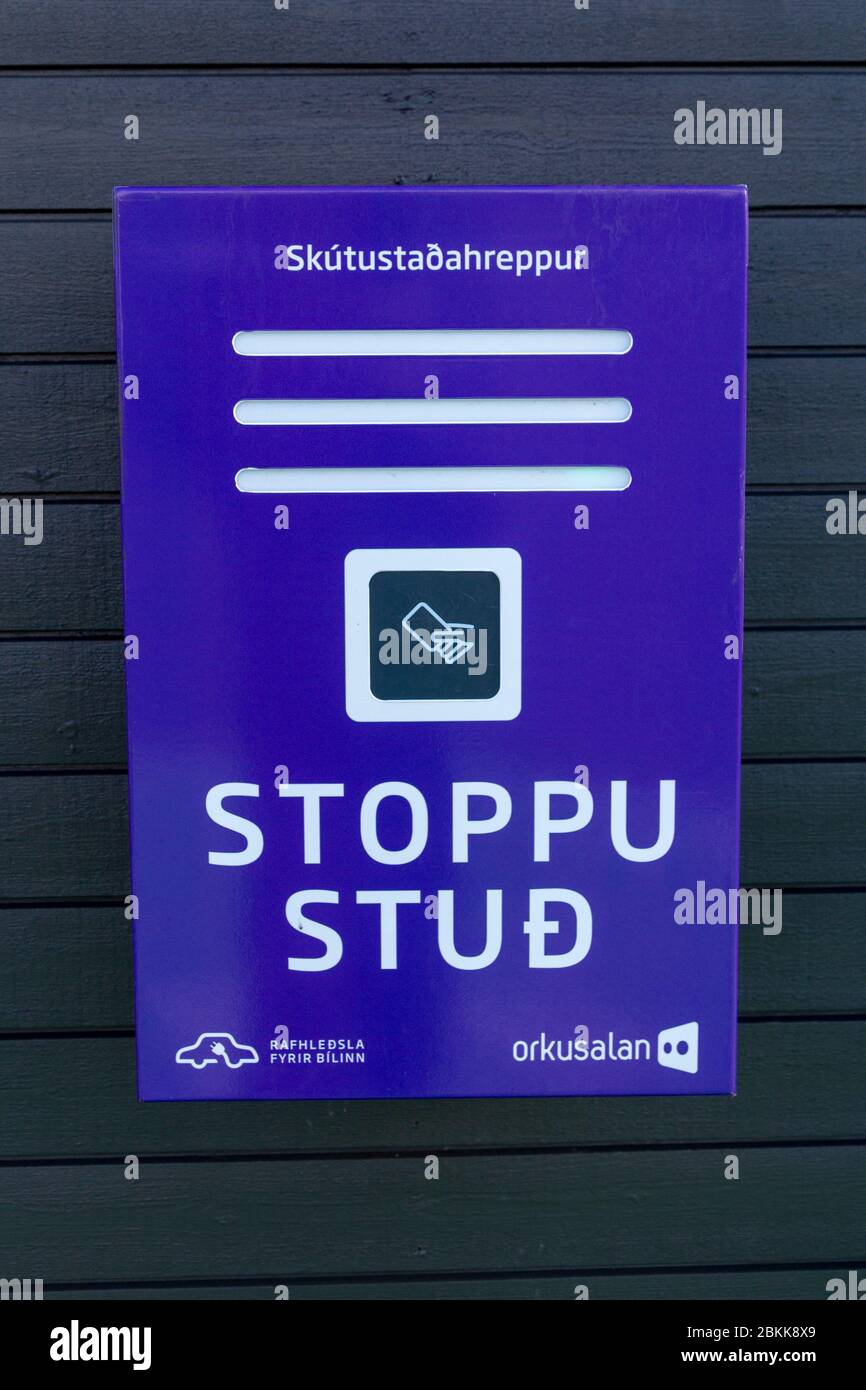 Ein Orkusalan Elektroauto-Ladepunkt/Station/Parkplatzschild in Skútustaðahreppur, Myvatn, Island. Stockfoto