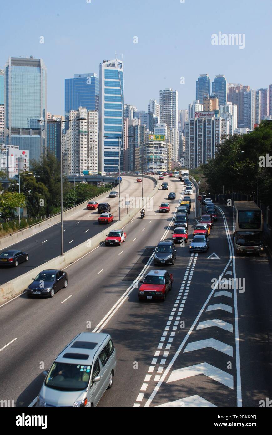 Stadt Pendeln Moderne Architektur Zeitgenössische Stahl Glas Highway Red Taxi Skyline Victoria Park Road Hong Kong Stockfoto