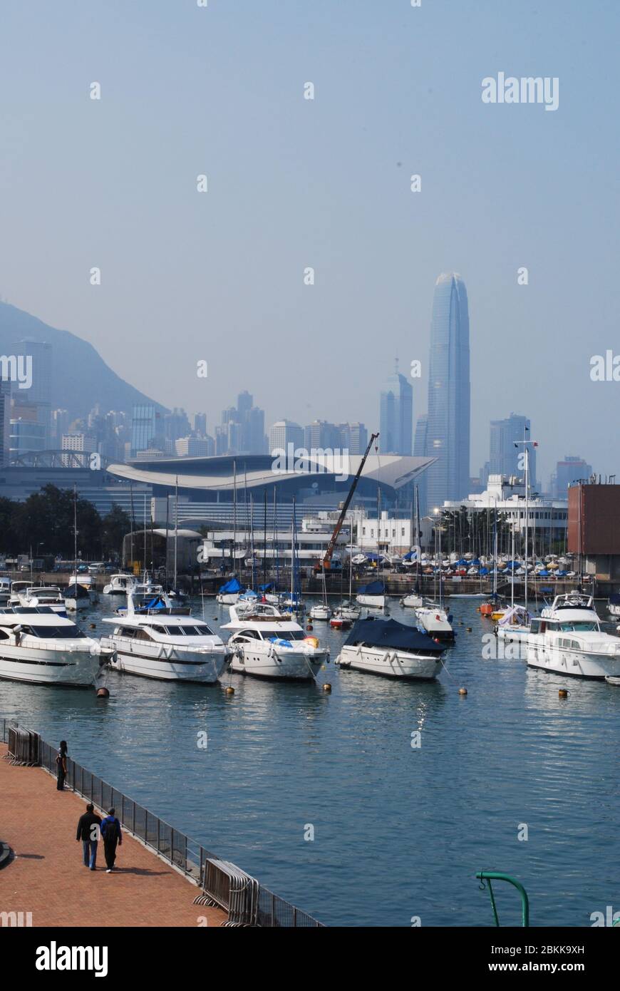 Yachten Boote zwei International Finance Center, 2 IFC, Towers Hong Kong Skyline in Victoria Harbour Hong Kong Skyline Stockfoto
