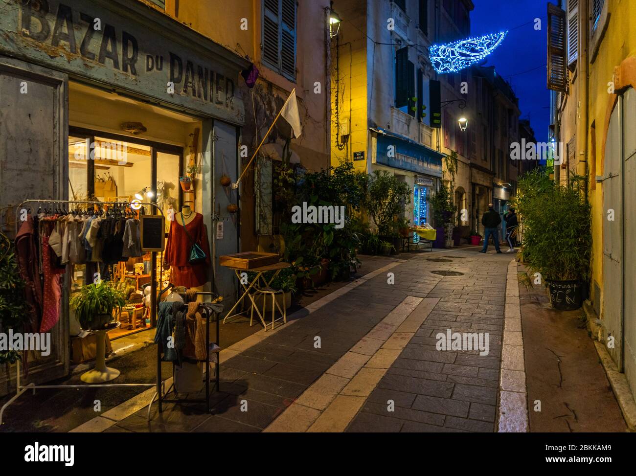 Marseille, Frankreich, 2. Januar 2020 - Nachtansicht des Viertels Le Panier, dem ältesten Viertel von Marseille mit engen Gassen und typischen Geschäften Stockfoto