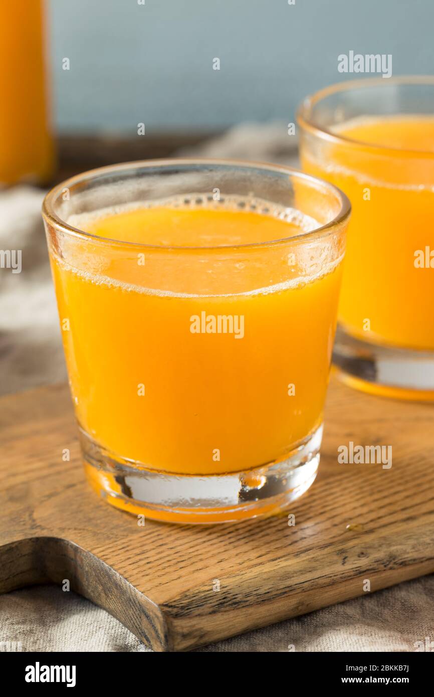Frisch gepresster Orangensaft im Glas Stockfoto