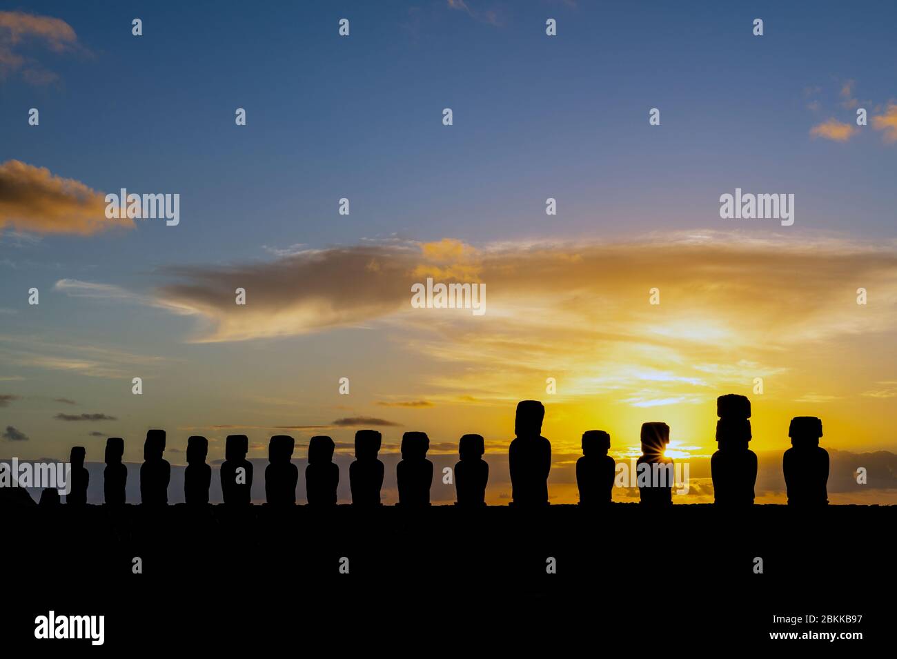 Der fünfzehn Moai von Ahu Tongariki bei Sonnenaufgang mit einem hübschen Sonnenstern und dem Pazifik im Hintergrund, Rapa Nui (Osterinsel), Chile. Stockfoto