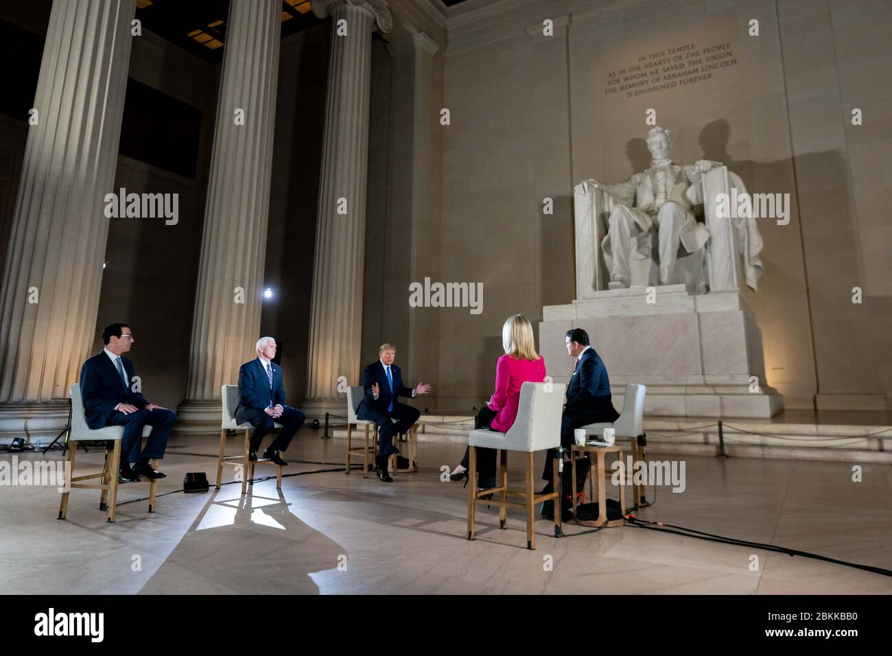 US-Präsident Donald Trump, nimmt an einem VIRTUELLEN RATHAUS VON FOX News Channel mit dem Titel America Together: Zurück zur Arbeit, mit den Co-Moderatoren Bret Baier und Martha MacCallum aus dem Lincoln Memorial 3. Mai 2020 in Washington, D.C. zum Präsidenten kommen Finanzminister Steve Mnuchin, links, und Vizepräsident Mike Pence, Mitte. Stockfoto