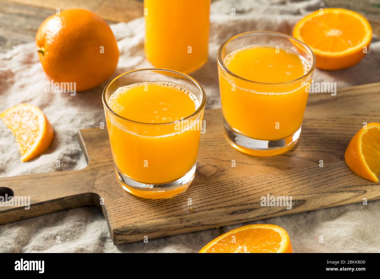 Frisch gepresster Orangensaft im Glas Stockfoto