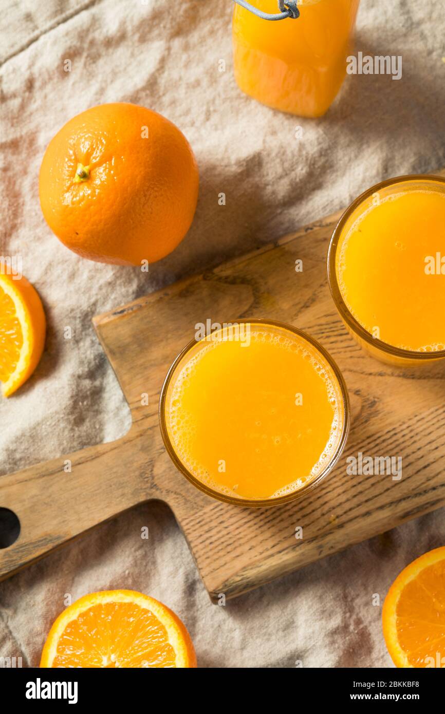 Frisch gepresster Orangensaft im Glas Stockfoto