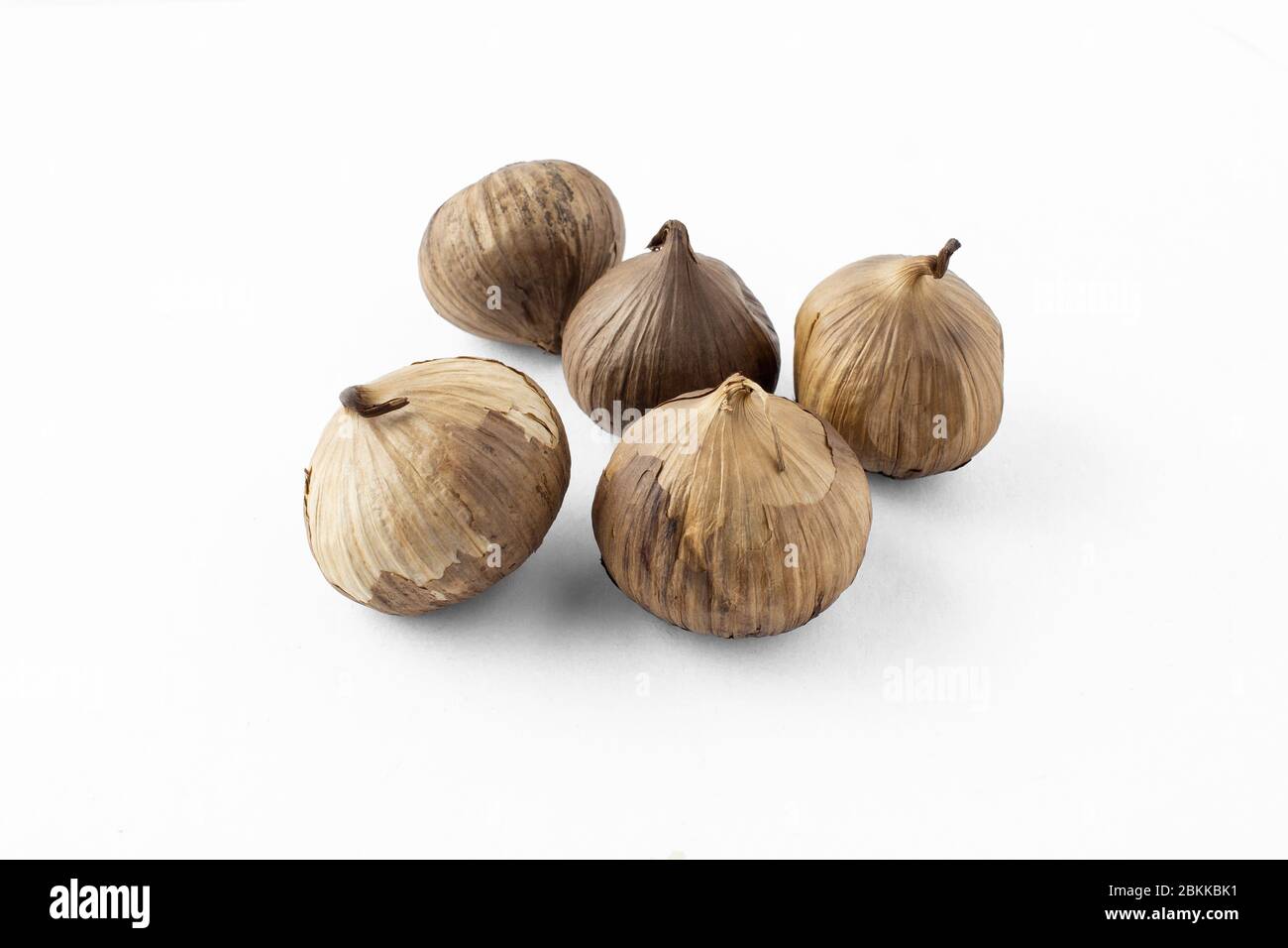 Eine Gruppe von schwarzem Knoblauch, solo Knoblauchzwiebel. Ein Lebensmittelzutat, oder häufig für ganzheitliche Nahrungsmitteltherapie verwendet. Stockfoto