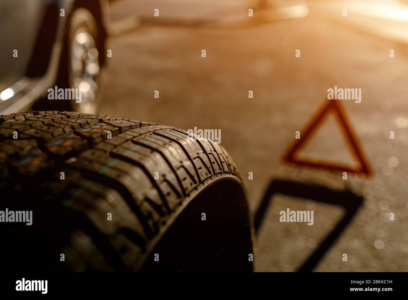 Nahaufnahme eines Autoreifens. Der Fahrer sollte das alte Rad durch ein Ersatzrad ersetzen. Stockfoto