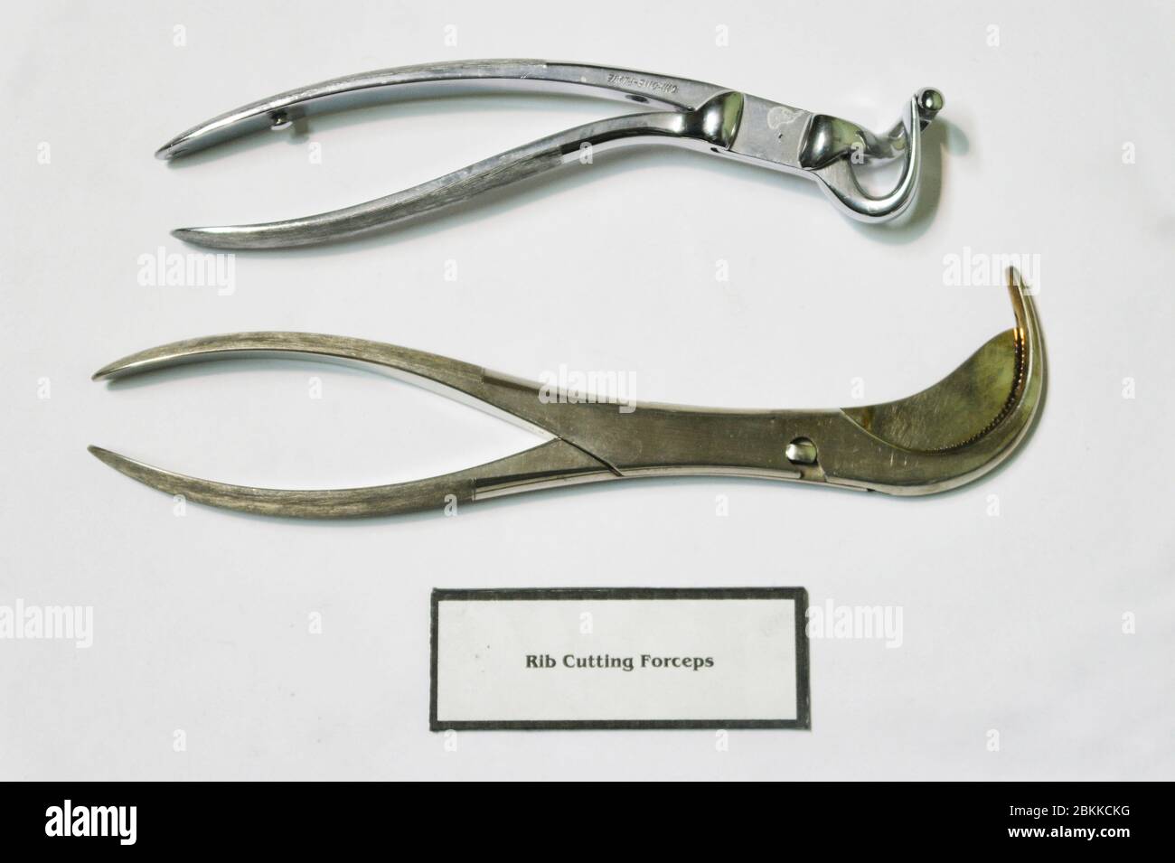 Eine Vintage-Paar Rib-Schneidezange, die in orthopädischen Operationen verwendet wird. Stockfoto