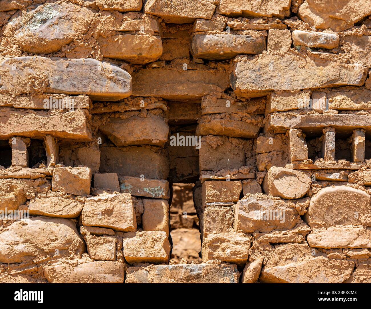 Nahaufnahme des Chakana- oder Andenkreuzes im Inka-archäologischen Tempel der auserwählten Jungfrauen, Mondinsel, Bolivien. Stockfoto