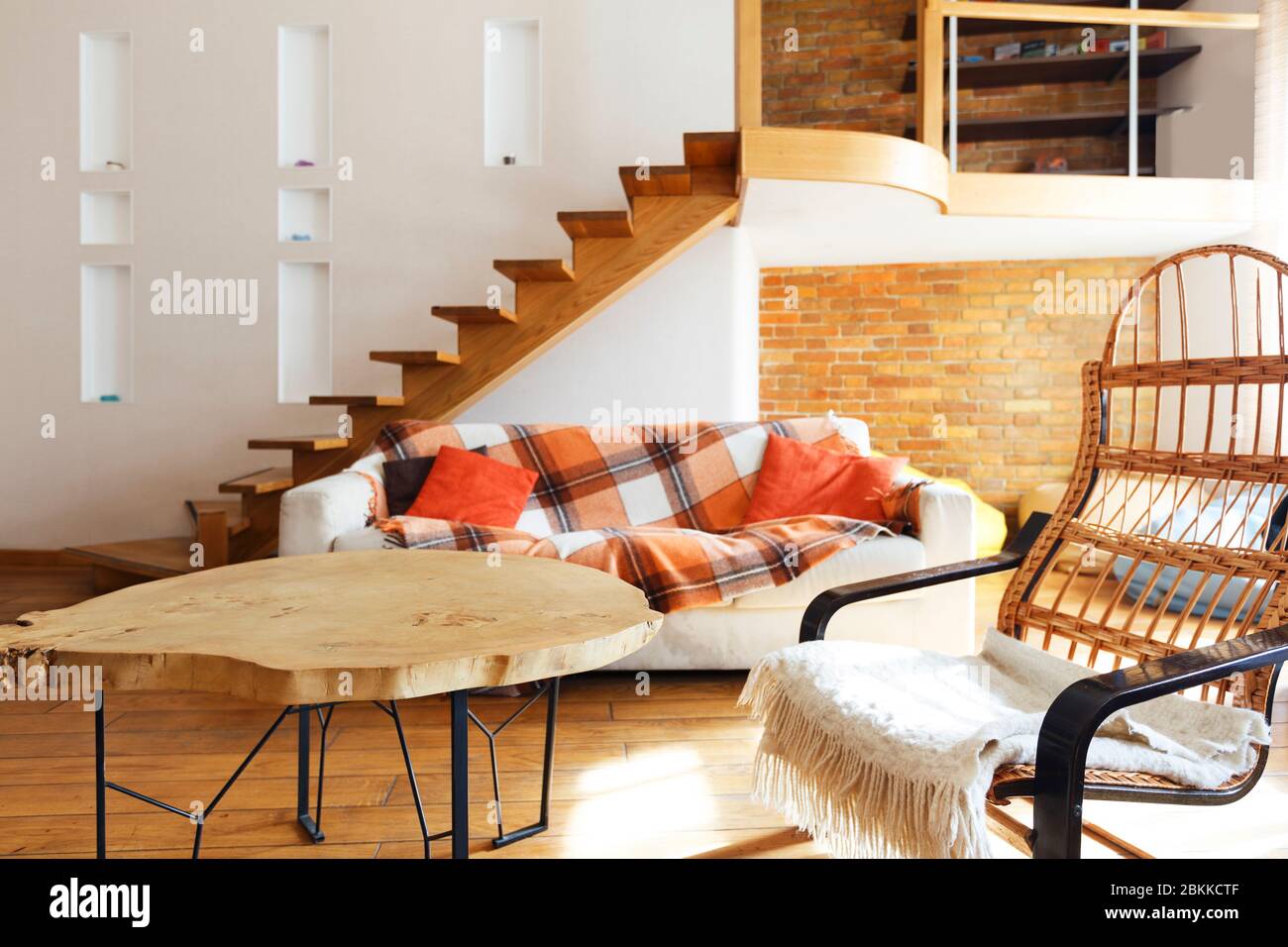Modernes, gemütliches Loft. Stuhl, Tisch und Sofa Stockfoto