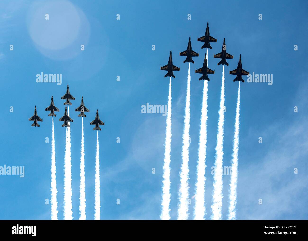 Die US Air Force Air Demonstration Squadron, die Thunderbirds und die Navy Blue Angels, rechts, fliegen in Formation über das Washington Monument, während der America Strong Flyover 2. Mai 2020 in Washington, D.C. America Strong ist ein Gruß der Navy und Air Force, um Gesundheitsarbeiter, Ersthelfer, Und andere wichtige Mitarbeiter in einer Show der nationalen Solidarität während der COVID-19 Pandemie. Stockfoto