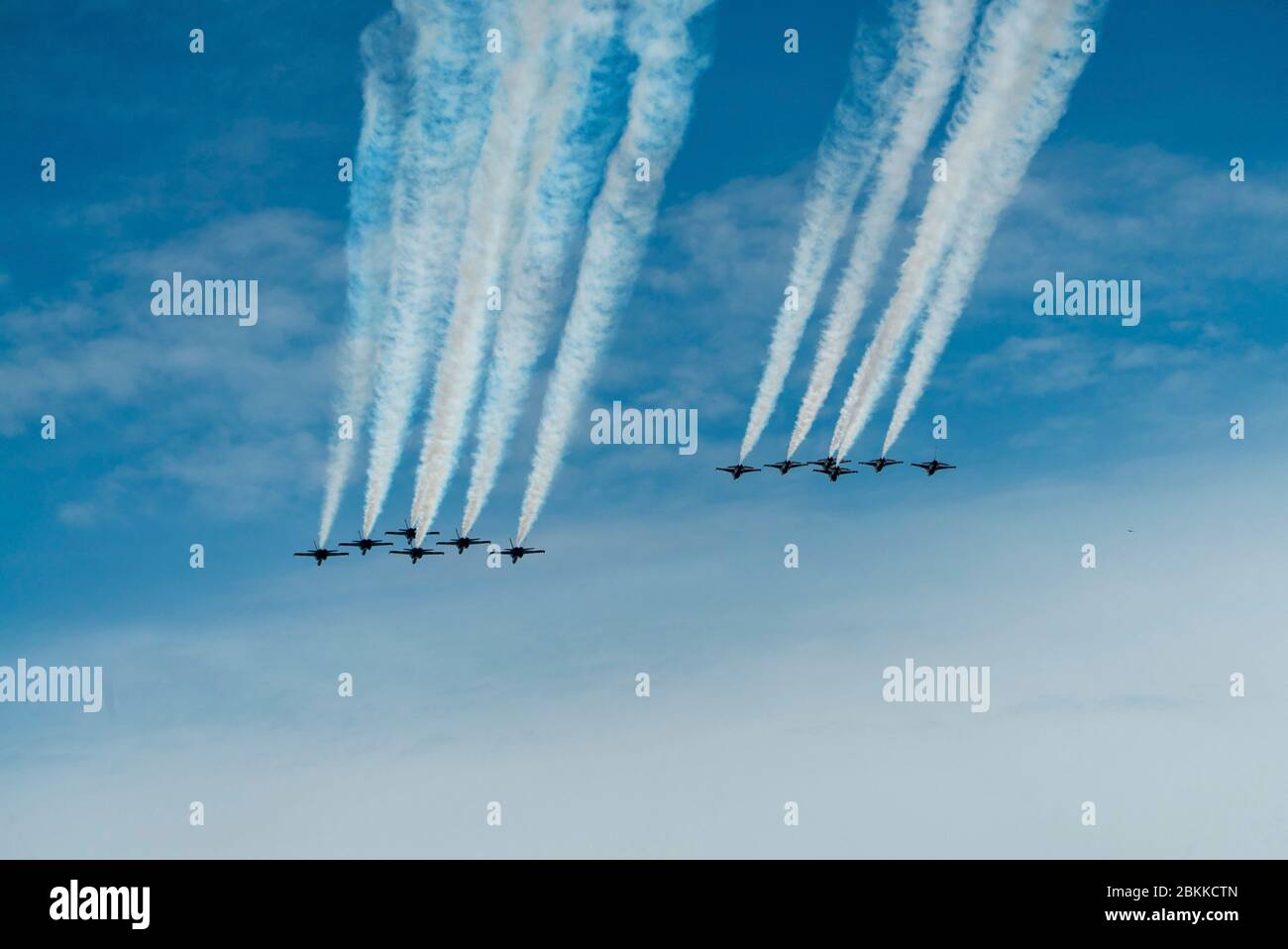 Die US Air Force Air Demonstration Squadron, die Thunderbirds und die Navy Blue Angels, rechts, fliegen in Formation über das Washington Monument, während der America Strong Flyover 2. Mai 2020 in Washington, D.C. America Strong ist ein Gruß der Navy und Air Force, um Gesundheitsarbeiter, Ersthelfer, Und andere wichtige Mitarbeiter in einer Show der nationalen Solidarität während der COVID-19 Pandemie. Stockfoto