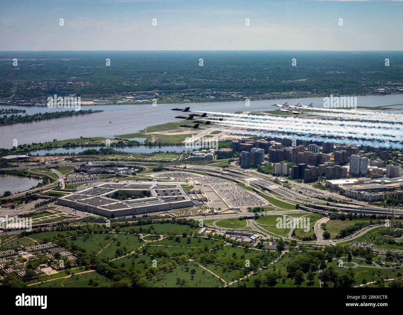 Die US Air Force Air Demonstration Squadron, die Thunderbirds und die Marine Blue Angels, unten, fliegen in Formation über das Pentagon, während der Amerika Strong Flyover 2. Mai 2020 in Washington, D.C. America Strong ist ein Gruß der Marine und der Air Force, um Gesundheitsarbeiter, Ersthelfer, Und andere wichtige Mitarbeiter in einer Show der nationalen Solidarität während der COVID-19 Pandemie. Stockfoto