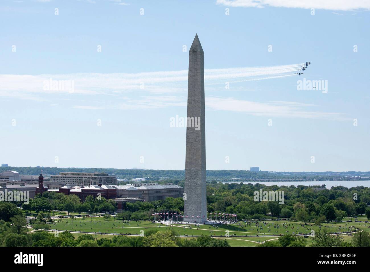 Die US Air Force Air Demonstration Squadron, die Thunderbirds und die Navy Blue Angels, rechts, fliegen in Formation über das Washington Monument, während der America Strong Flyover 2. Mai 2020 in Washington, D.C. America Strong ist ein Gruß der Navy und Air Force, um Gesundheitsarbeiter, Ersthelfer, Und andere wichtige Mitarbeiter in einer Show der nationalen Solidarität während der COVID-19 Pandemie. Stockfoto