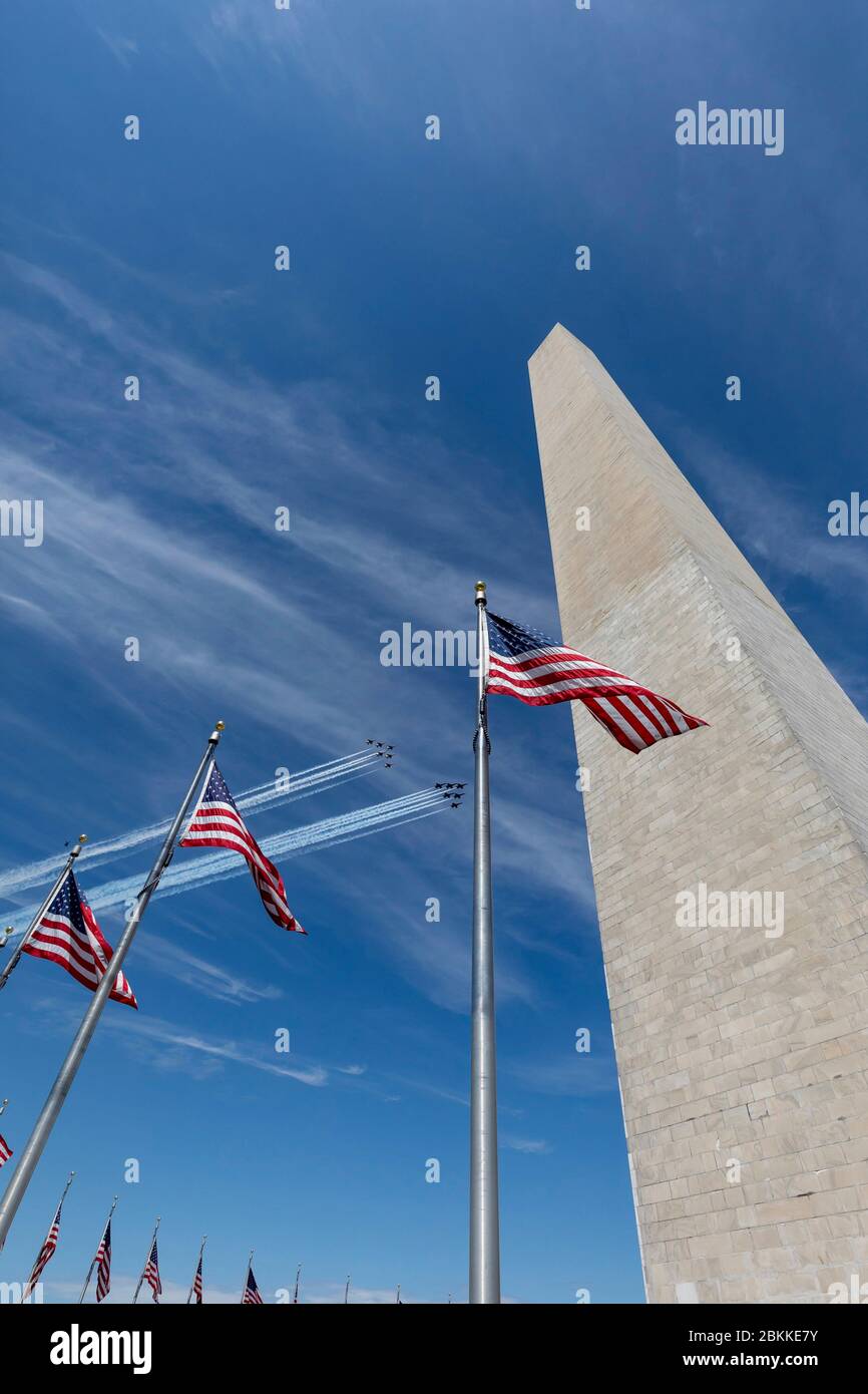 Die US Air Force Air Demonstration Squadron, die Thunderbirds und die Navy Blue Angels, rechts, fliegen in Formation über das Washington Monument, während der America Strong Flyover 2. Mai 2020 in Washington, D.C. America Strong ist ein Gruß der Navy und Air Force, um Gesundheitsarbeiter, Ersthelfer, Und andere wichtige Mitarbeiter in einer Show der nationalen Solidarität während der COVID-19 Pandemie. Stockfoto