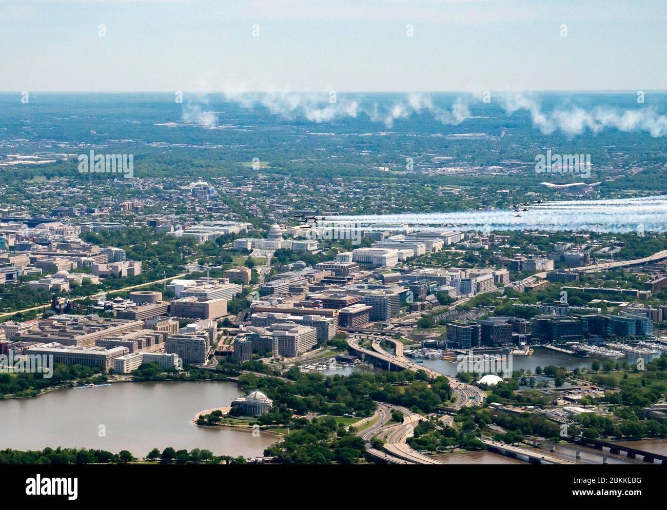 Die US Air Force Air Demonstration Squadron, die Thunderbirds und die Navy Blue Angels fliegen in Formation über das Capitol Building, während der America Strong Flyover 2. Mai 2020 in Washington, D.C. America Strong ist ein Gruß der Navy und Air Force, um Gesundheitsarbeiter, Ersthelfer, Und andere wichtige Mitarbeiter in einer Show der nationalen Solidarität während der COVID-19 Pandemie. Stockfoto