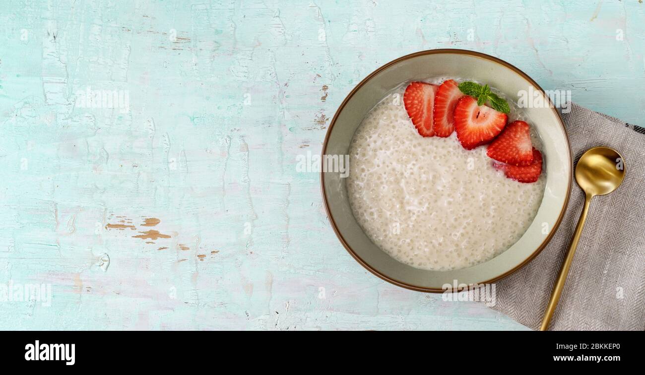 Draufsicht des Tapioka-Pudding mit pflanzlicher Milch Stockfoto
