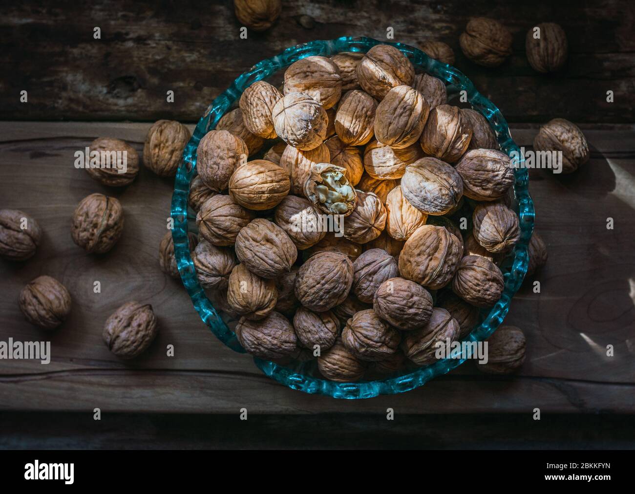 Walnüsse in einer Glasschale Stockfoto