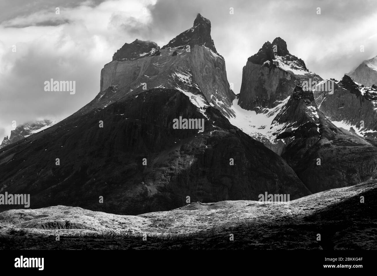 Schwarz-weiße Landschaft der Cuernos del Paine Berggipfel mit Vintage-Atmosphäre, Torres del Paine Nationalpark, Patagonien, Chile. Stockfoto