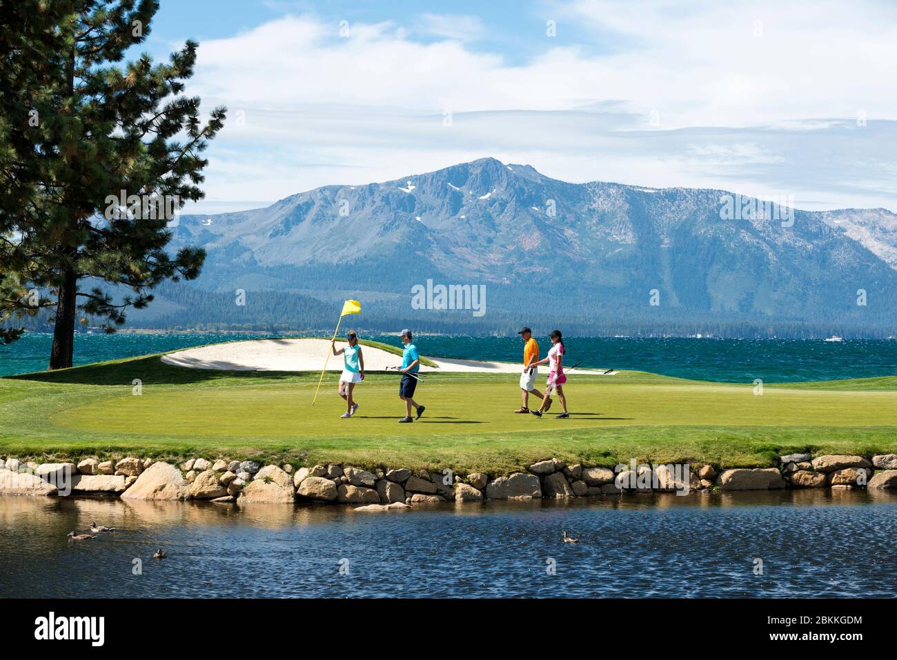 Zwei Paare beenden eine Runde Golf in Edgewood Tahoe auf dem 18. Loch mit Blick auf Mount Tallac im Hintergrund in der Stateline Nevada in der Nähe von South Stockfoto