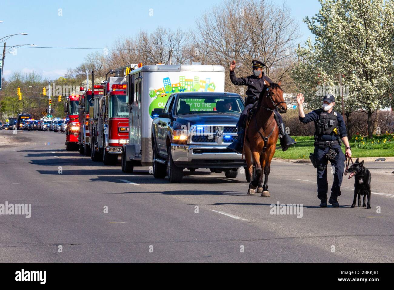 Detroit, Michigan, USA. Mai 2020. Eine Parade von Ersthelfern ehrte die Mitarbeiter des Krankenhauses von Ascension St. John für ihre Arbeit während der Coronavirus-Pandemie. Kredit: Jim West/Alamy Live News Stockfoto