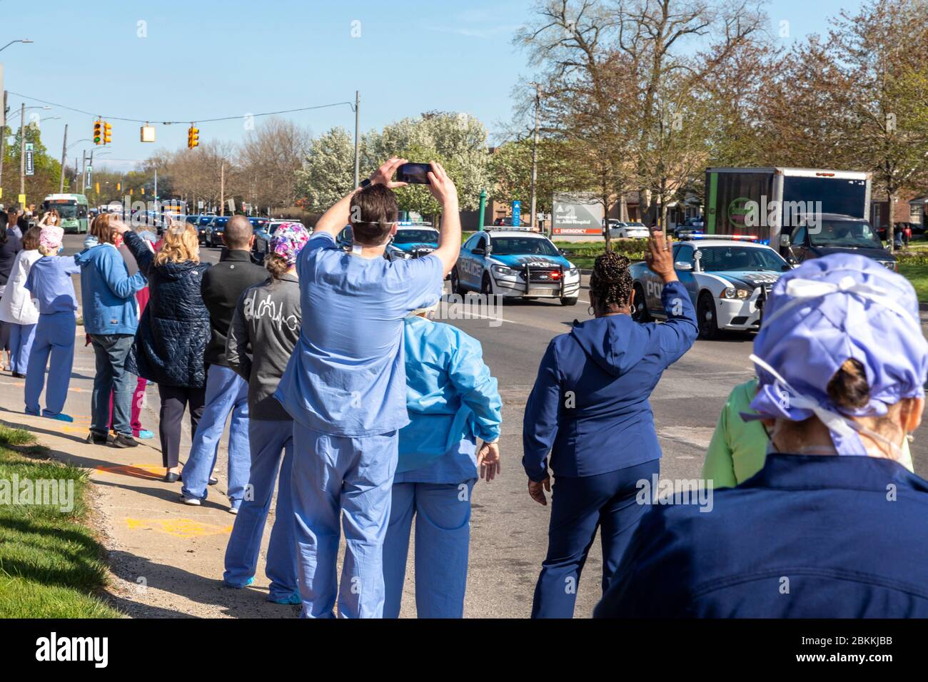 Detroit, Michigan, USA. Mai 2020. Eine Parade von Ersthelfern ehrte die Mitarbeiter des Krankenhauses von Ascension St. John für ihre Arbeit während der Coronavirus-Pandemie. Kredit: Jim West/Alamy Live News Stockfoto