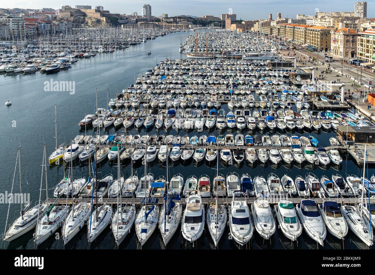 Landschaftlich reizvolle Luftaufnahme des Vieux Port de Marseilles (alter Hafen) mit Palais du Pharo im Hintergrund vom Riesenrad aus gesehen. Marseille, Frankreich Stockfoto