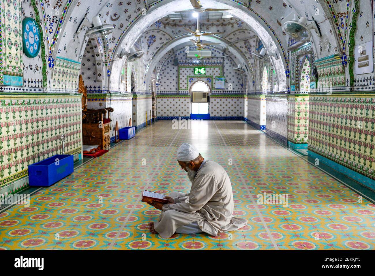 Ein Imam wird gesehen, während er den heiligen Koran während des heiligen Monats Ramadan in der Moschee liest. Ramadan ist der ganzheitliche Monat des islamischen Kalenders, in dem Gläubige von Sonnenaufgang bis Sonnenuntergang fasten. Muslime auf der ganzen Welt feiern den Monat Ramadan und haben verschiedene Wege gefunden, diesen Monat Ramadan zu feiern, da die Beschränkungen, die von Ländern zur Eindämmung der Verbreitung des Coronavirus auferlegt wurden, Moscheen geschlossen haben, um Versammlungen zu verhindern. Stockfoto