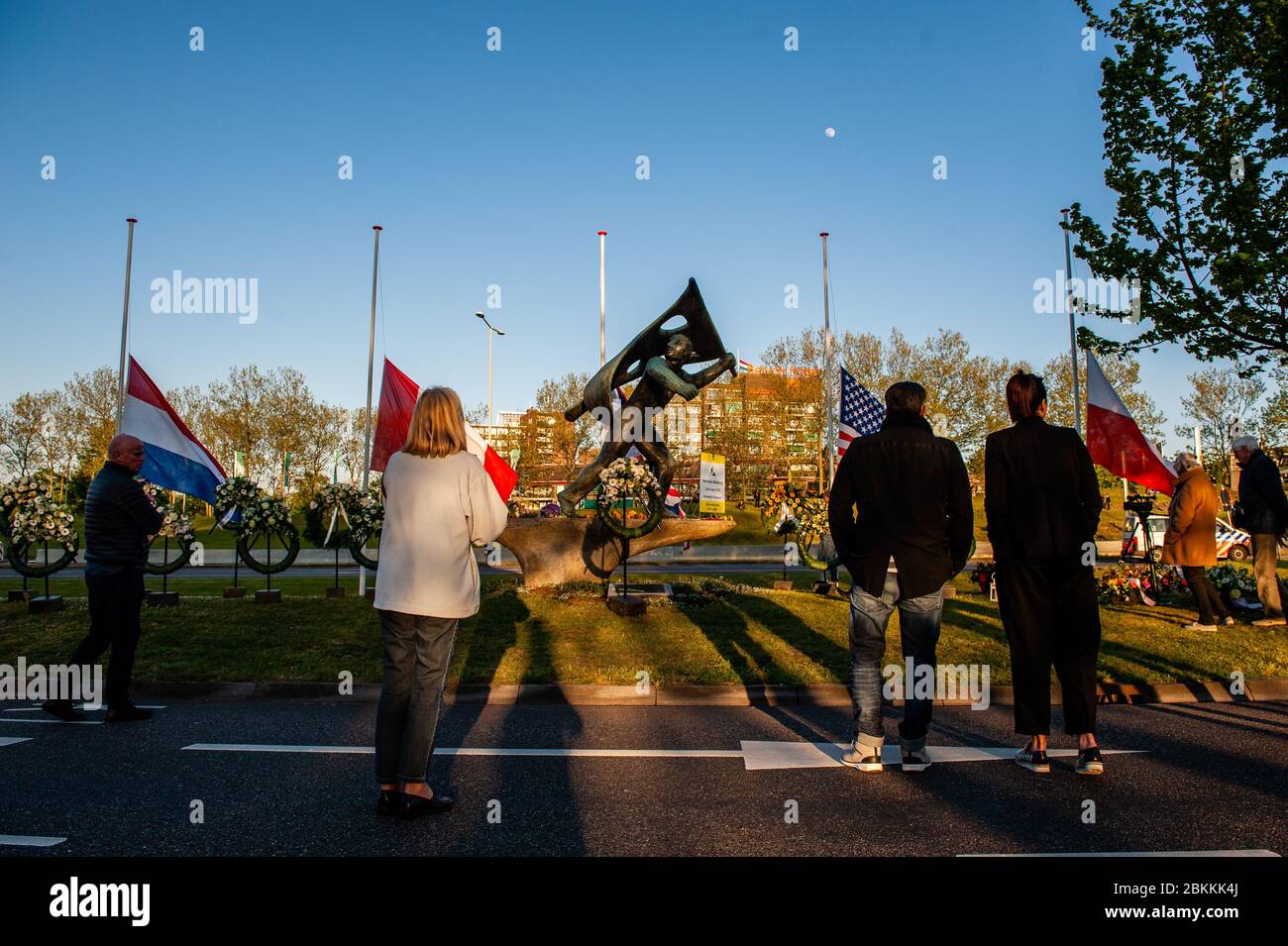 Während der Zeremonie versammeln sich eine Gruppe von Menschen.die gedenkfeiern fanden in der "Kitty de Wijze" statt, einem Denkmal, das zum Symbol der Juden in Nijmegen geworden ist, die deportiert wurden und nie wieder zurückkamen. In diesem Jahr wurde die Zeremonie aufgrund der aktuellen Situation ohne Zuhörerschaft abgehalten, nur in Anwesenheit von Rabbi M. Levin und Bürgermeister von Nijmegen Hubert Pinselwood ist auch Vorsitzender des Sicherheitsrates des Landes. Der Gedenkgottesdienst in der Sint Stevens Kirche wurde in diesem Jahr abgesagt. Stockfoto