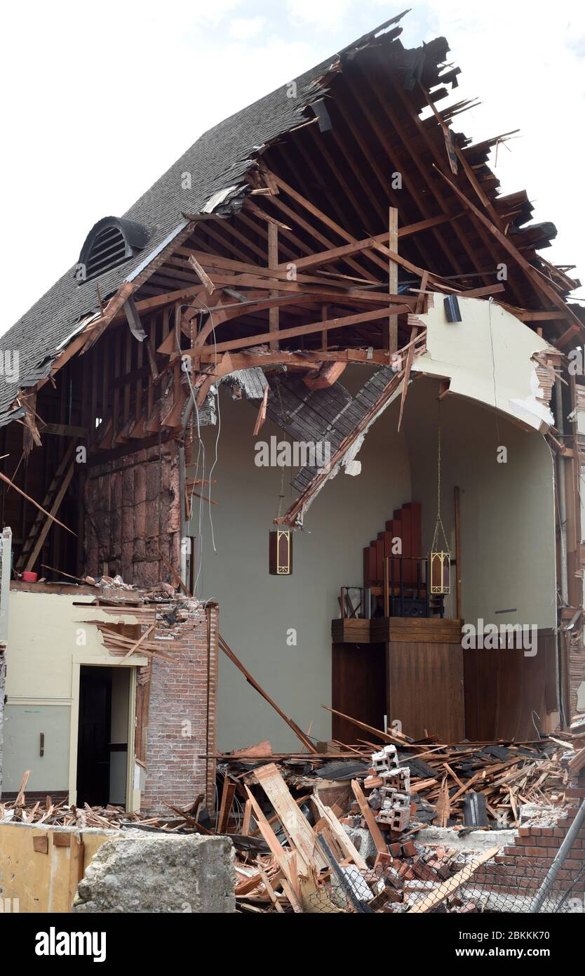 Wrackage liegt um eine teilweise abgerissene Kirche mit dem Inneren ausgesetzt, um die Elemente in Victoria, Britsh Columbia, Kanada. Die Kirche war zerrissen Stockfoto