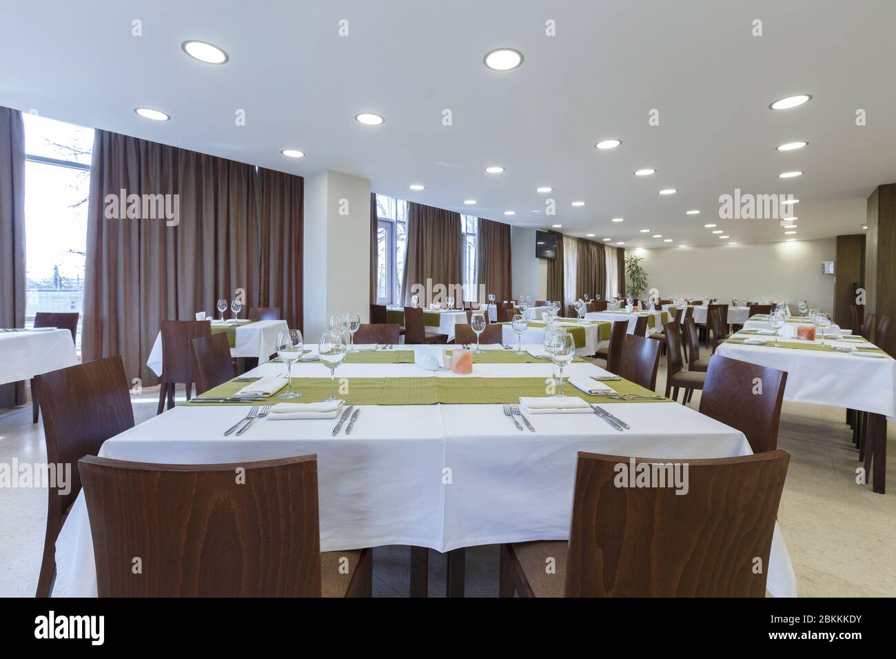 Tische und Stühle in großem Restaurantbereich. Leeres Zimmer Stockfoto