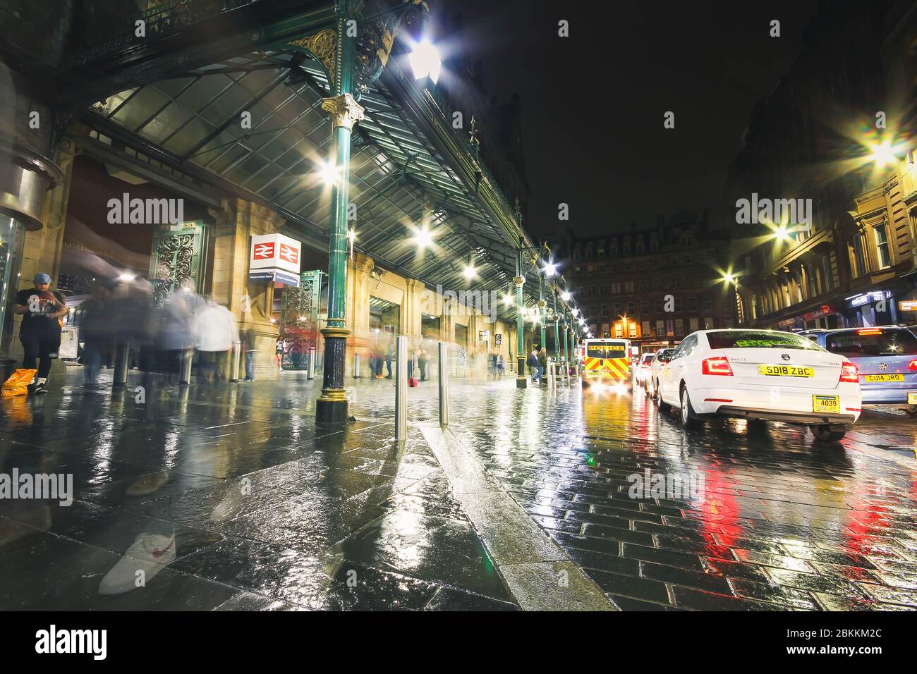 Bahnhofseingang in Glasgow Hauptbahnhof bei Regennacht Rush Hour, Schottland Stockfoto