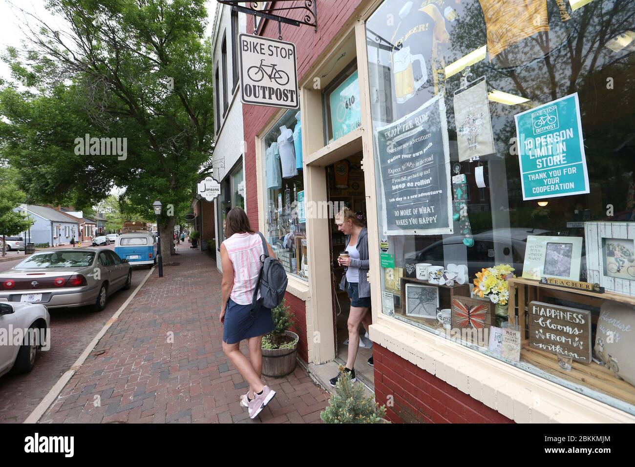 St. Charles, Usa. Mai 2020. Besucher verlassen am Montag, den 4. Mai 2020, den Bike Stop Outpost in St. Charles, Missouri. Das Geschäft an der historischen Hauptstraße hat mit anderen ausgewählten Unternehmen wieder eröffnet, nachdem es wegen der Befürchtungen des Coronavirus für fast zwei Monate durch einen Notbefehl geschlossen wurde. Foto von Bill Greenblatt/UPI Quelle: UPI/Alamy Live News Stockfoto