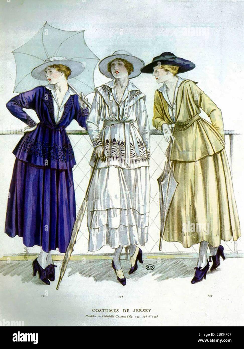 Abbildung zeigt drei Damen in Tagesoutfits von 'Gabrielle Channel' (sic), bestehend aus Tunika-Jacken mit Gürtel und Trikot-Röcken für März 1917 Stockfoto