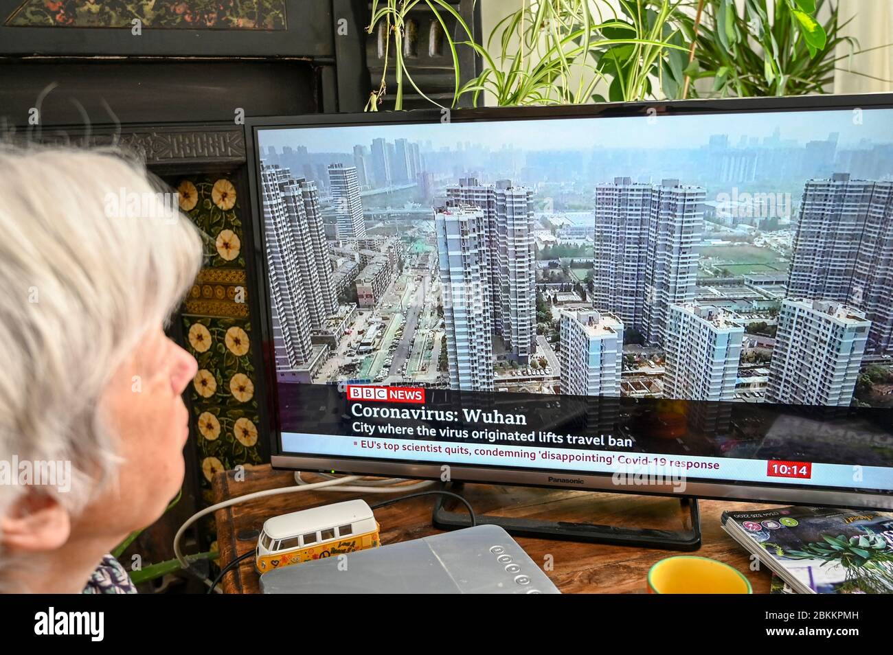Eine Frau, die BBC-Nachrichten mit Entwicklungen in Wuhan, China in Bezug auf Covid-19 und den Lockdown beobachtet. Stockfoto
