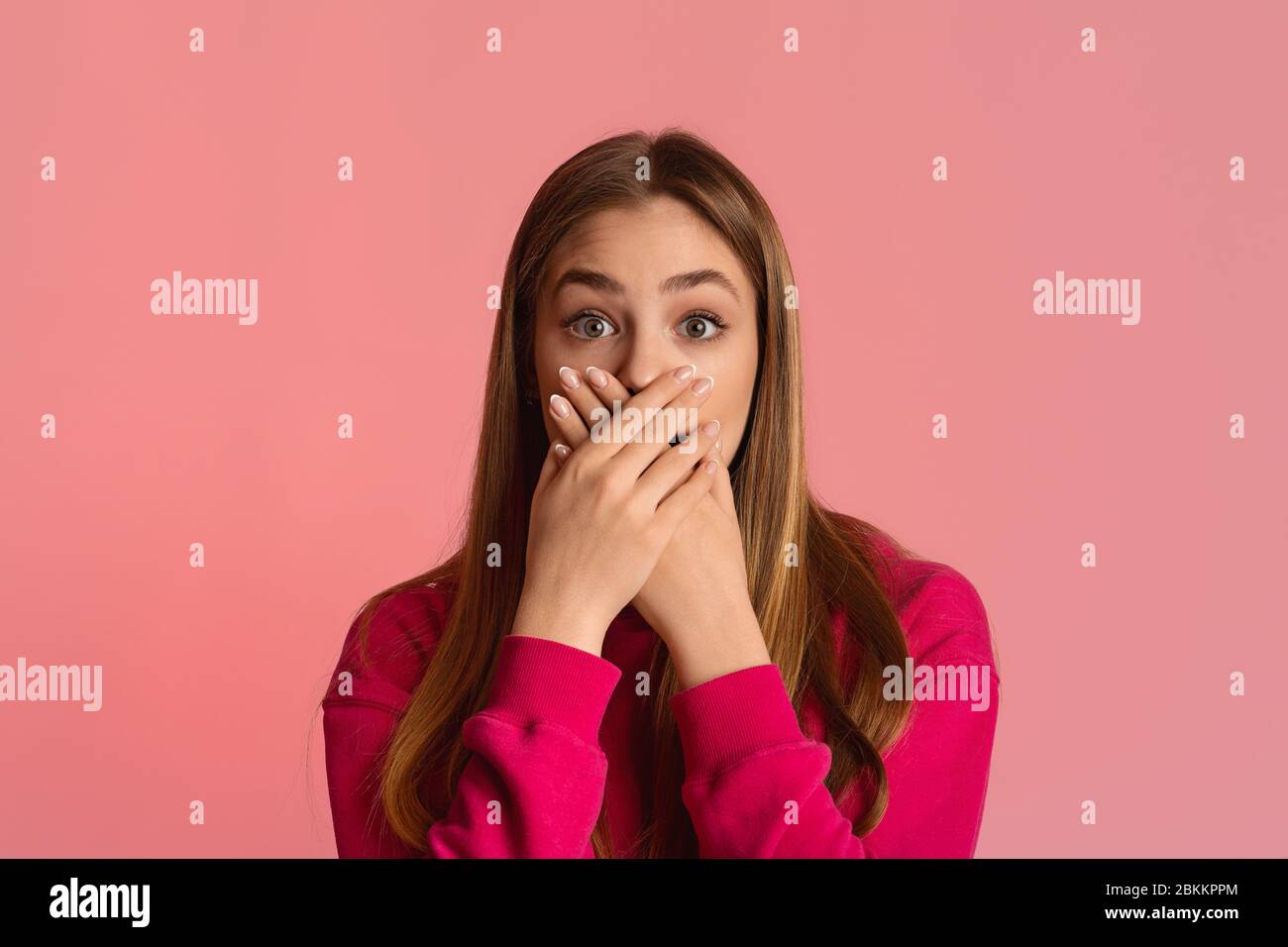Stoßdämpfungskonzept. Teen Mädchen geschlossen Mund mit den Händen Stockfoto