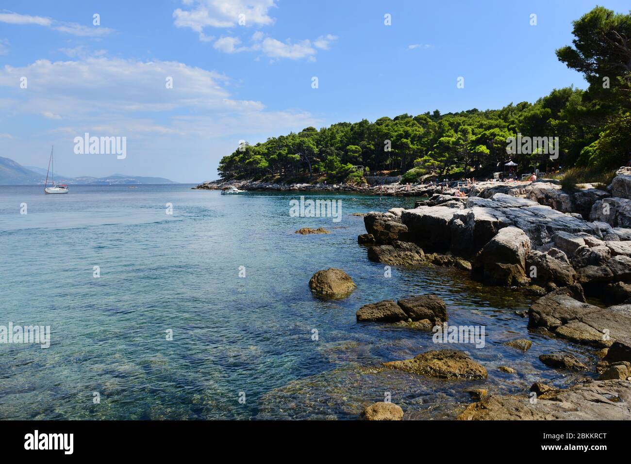 Die felsige Küste der Insel Lokrum in der Nähe von Dubrovnik, Kroatien. Stockfoto