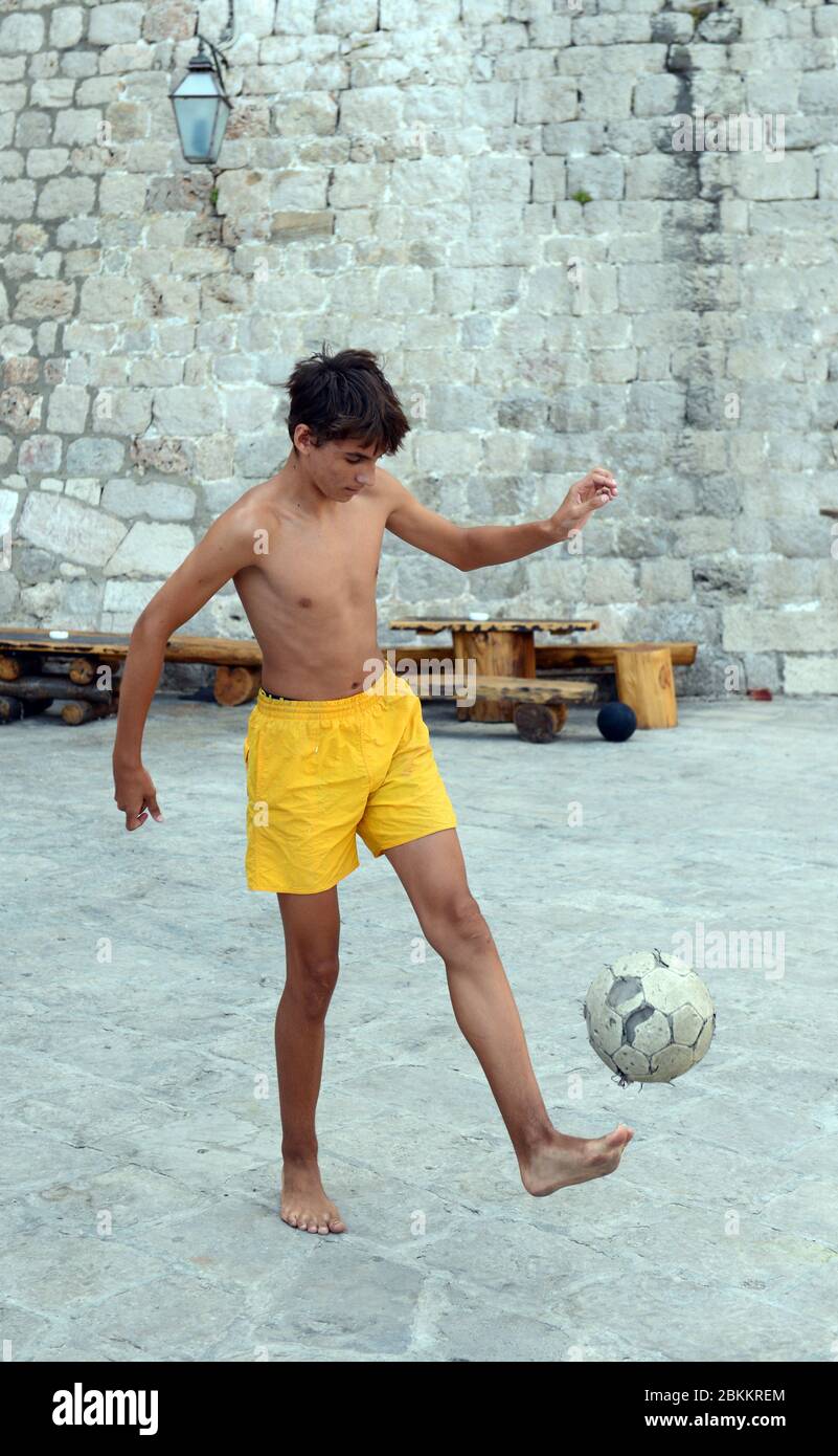 Ein kroatischer Teenager, der den Fußball dribbelte. Stockfoto