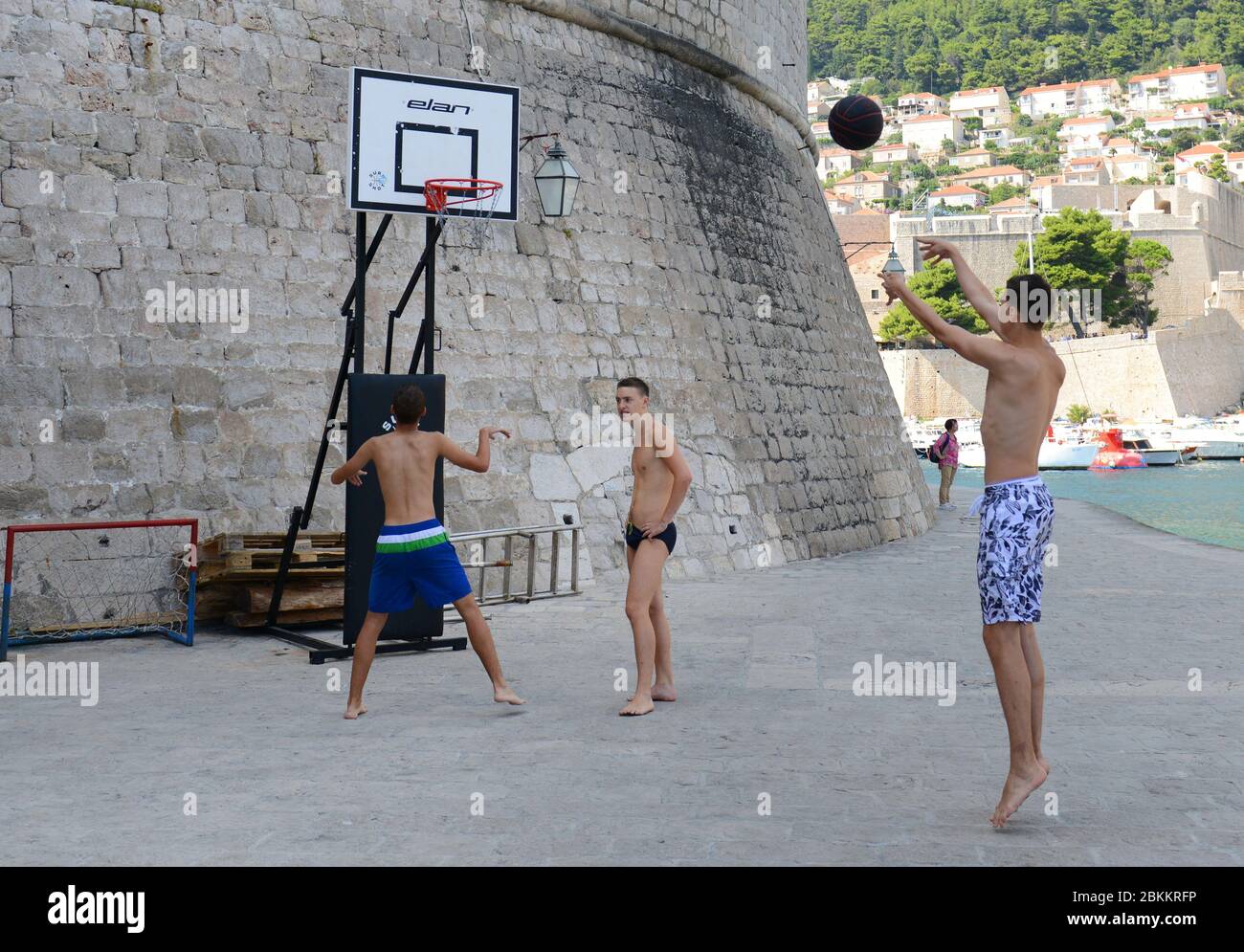 Kroatische Teenager spielen Basketball an den Mauern der Altstadt von Dubrovnik. Stockfoto