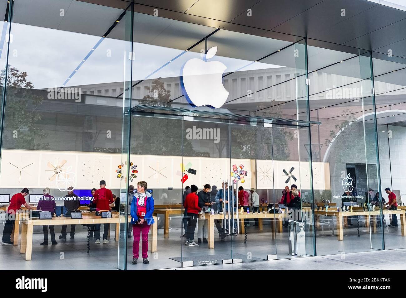 Dez 5, 2019 Palo Alto / CA / USA - Apple Store Fassade im Silicon Valley; Kunden einkaufen im Store sichtbar durch die großen Fenster Stockfoto