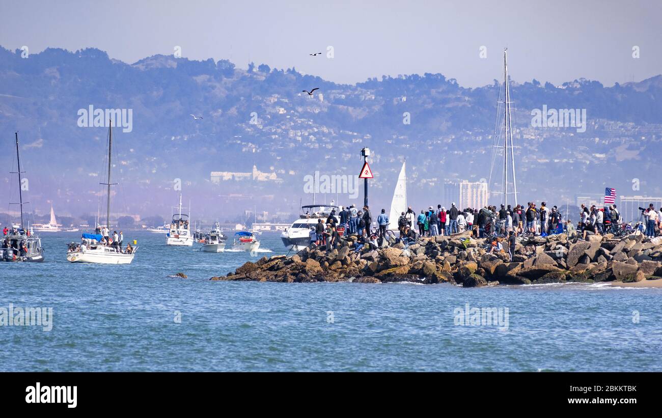 Okt 12, 2019 San Francisco / CA / USA - Besucher beobachten die Flottenwoche Airshow von der Küste und von Schiffen, die in der San Francisco Bay segeln; Berke Stockfoto
